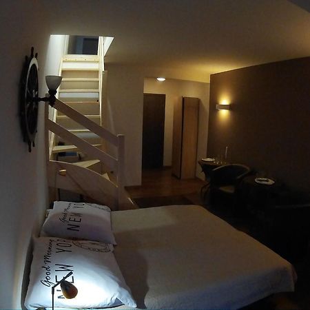 ウェバ Dolphin House Bed & Breakfast エクステリア 写真