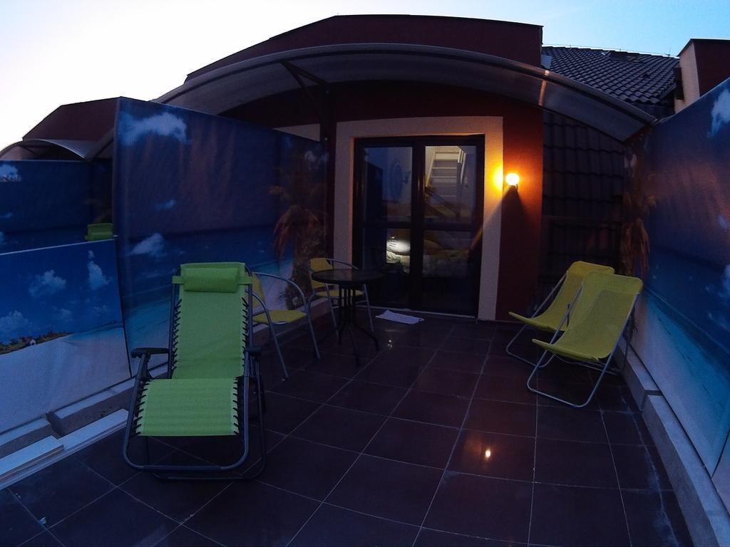 ウェバ Dolphin House Bed & Breakfast エクステリア 写真